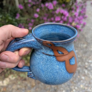 Tazza blu ardesia con catena color ruggine - Realizzata su ordinazione