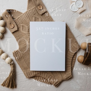 Boho Neutral Baby Shower Invite Card Mockup 5x7 Zoll Doppelseitig Minimalist Lay Flat PSD Smart Objekt Baby Body
