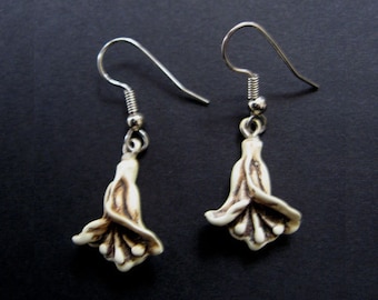 flower sculpted resin scrimshaw technique earrings moosup