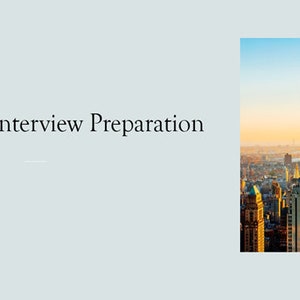 Può includere: Uno sfondo grigio chiaro con il testo "Job Interview Preparation" in un carattere serif. Un paesaggio urbano con edifici alti si trova sul lato destro dell'immagine, sotto un cielo blu e arancione.