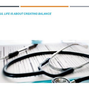 Peut inclure: Un stéthoscope noir et un stylo reposent sur un presse-papiers bleu avec un formulaire médical blanc. Le formulaire comporte des lignes pour remplir des informations. Le texte "FINDING A PEACEFUL LIFE IS ABOUT CREATING BALANCE" est en haut de l'image. Le texte "Sunday Ami" est en bas de l'image.