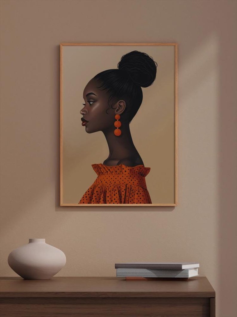 Pu&ograve; includere: Un'illustrazione incorniciata di una donna con la pelle scura, che indossa un vestito a pois rossi e bianchi e grandi orecchini arancioni. Ha i capelli raccolti in uno chignon.