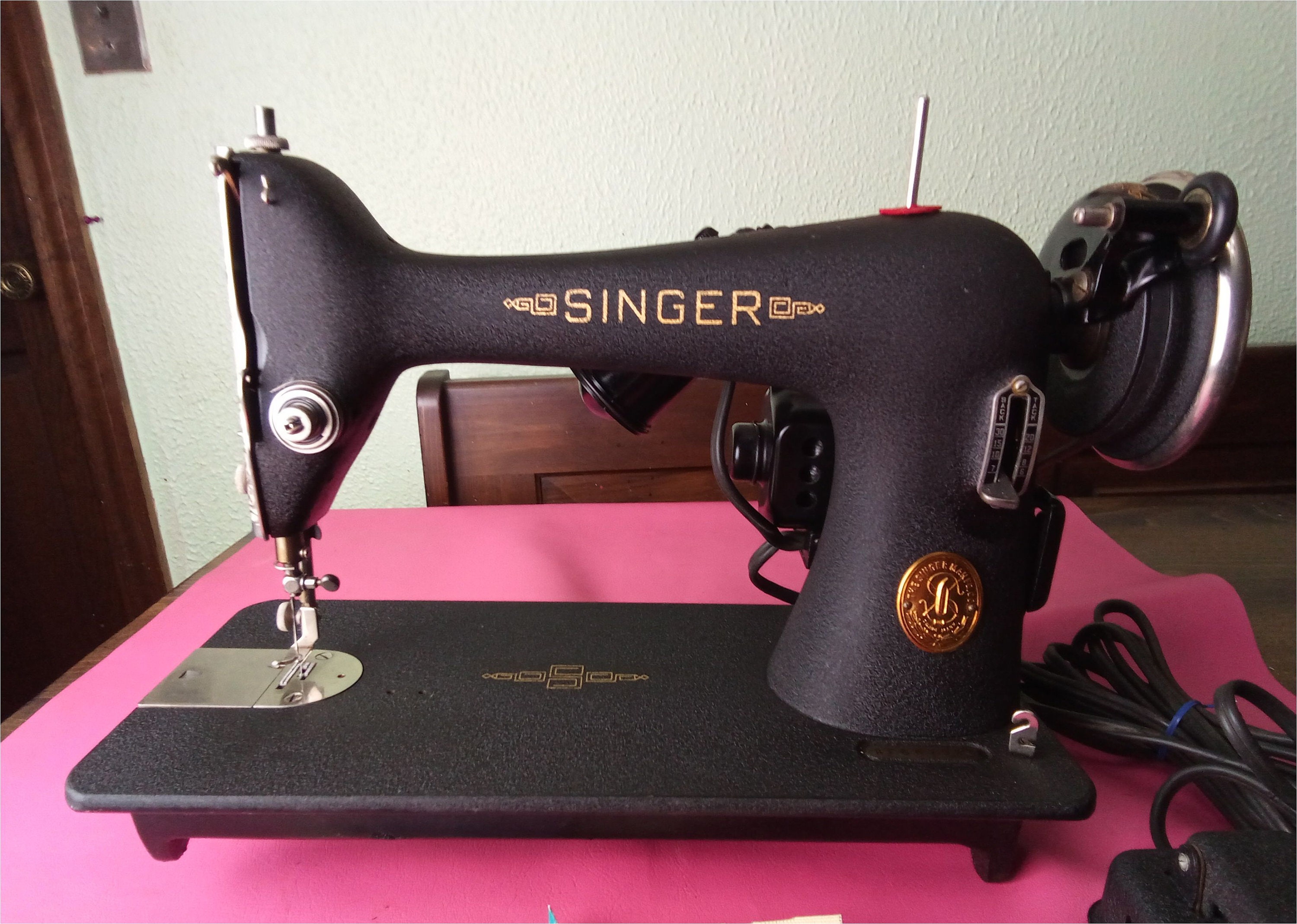 Singer Sewing Machine Godzilla Attachment Set Low Shank Feet and  Accessories in Crinkle Case