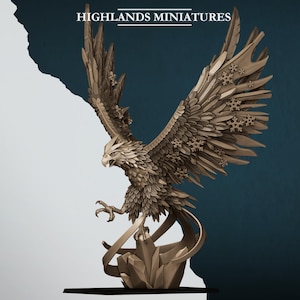 Può includere: Una scultura dettagliata di un'aquila color bronzo con ali spiegate e decorazioni a forma di fiocchi di neve. L'aquila è appollaiata su una formazione rocciosa stilizzata. Il testo "HIGHLANDS MINIATURES" è in alto.