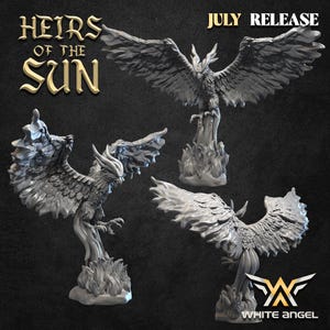 Op de afbeelding: Drie gedetailleerde miniatuurfiguren van feniksen, elk met een andere pose, staand op een basis van vlammen. De figuren zijn gemaakt van grijs materiaal en hebben ingewikkelde details. De tekst "Heirs of the Sun" is zichtbaar in de linkerbovenhoek van de afbeelding. De tekst "July Release" is zichtbaar in de rechterbovenhoek van de afbeelding.