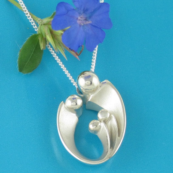 mom of three necklace