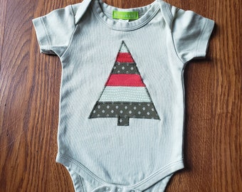 Organic cotton infant bodysuit with Christmas tree applique