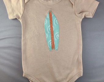 Organic cotton infant bodysuit with surfboard applique