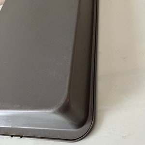 Vintage aluminum cake pan with snap on hard plastic lid / vintage baking / vintage cookware image 9