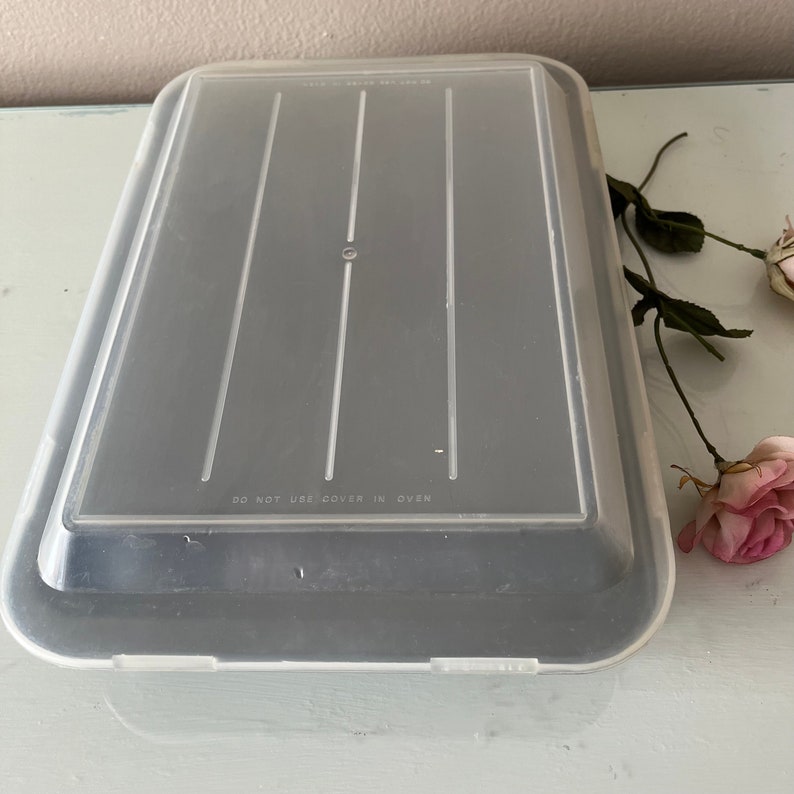 Vintage aluminum cake pan with snap on hard plastic lid / vintage baking / vintage cookware image 7