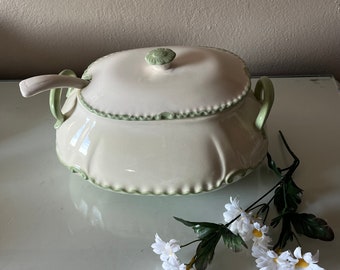 Vintage ceramic cream with green trim large soup tureen with ladle / 1979 4 quart soup tureen / vintage kitchen item / ceramic soup tureen
