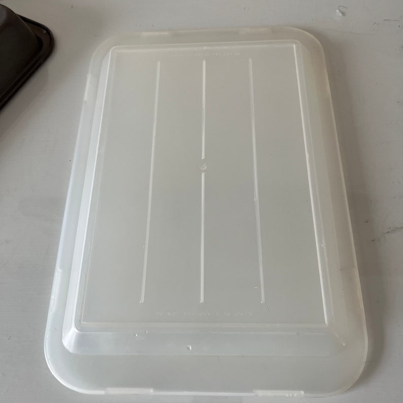 Vintage aluminum cake pan with snap on hard plastic lid / vintage baking / vintage cookware image 8