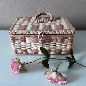 Vintage 1960-1970s mod /  beige and off white wicker type box sewing box / vintage sewing storage, accessory / small vintage sewing basket