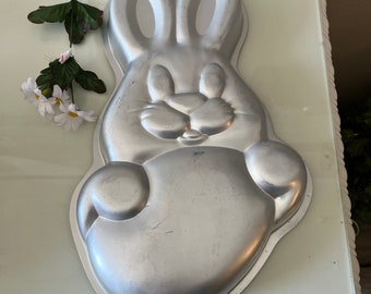 Used vintage Wilton cake pan / Easter bunny, rabbit 1979 Wilton cake pan / aluminum cake pan / Easter cake pan