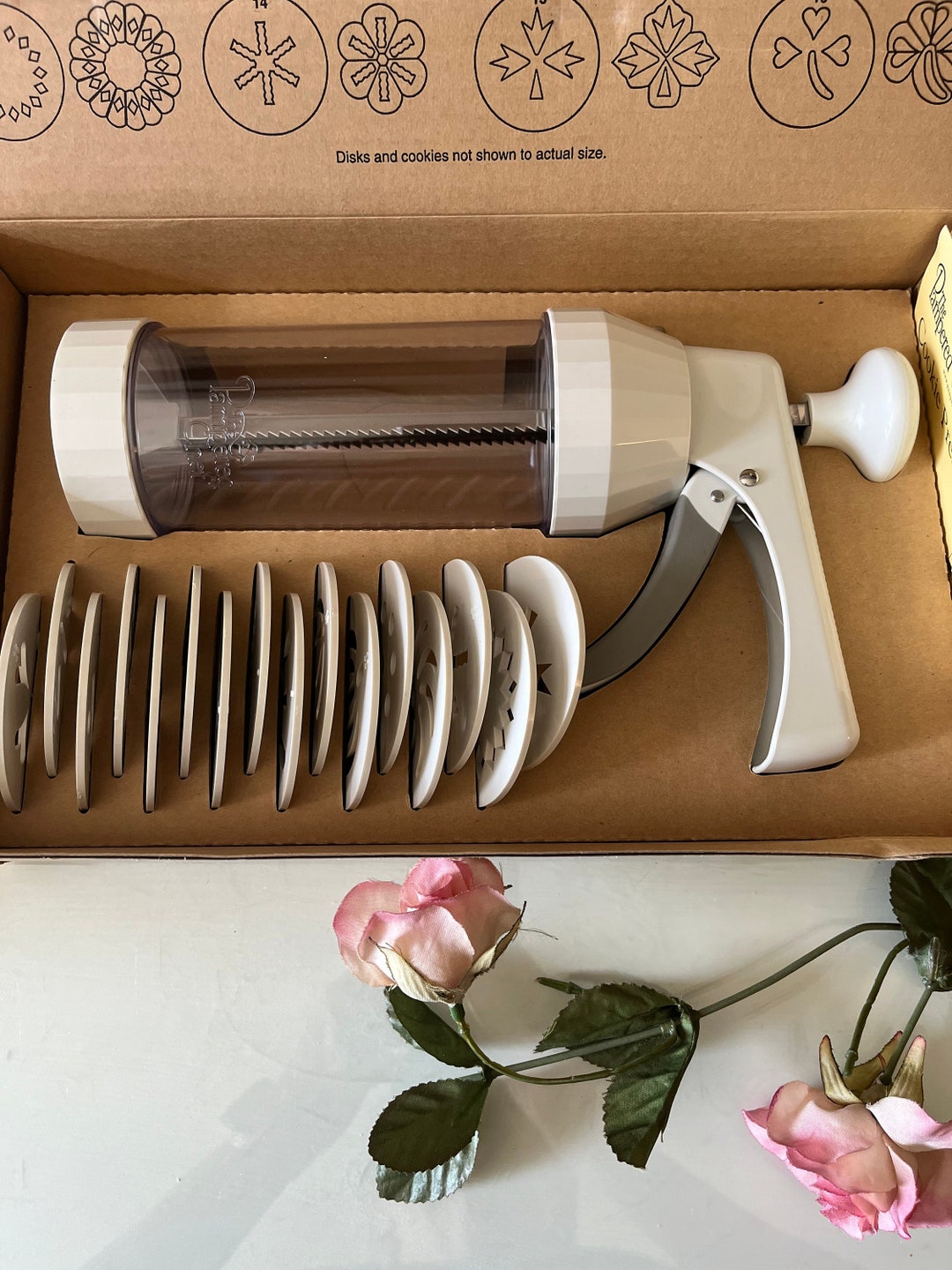 Pistolet Presse-biscuits Pampered Chef 1525 - Avec 16 Disques - Boîte Ouverte Jamais Servi