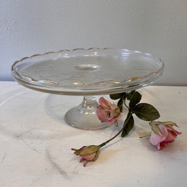 c 1950s Jeanette glass elevated cake plate, plateau, cake stand in Harp pattern / beaded patter, gold trim, used scalloped edged cake plate