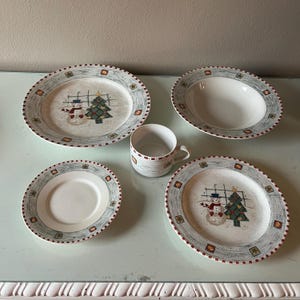 5 piece place setting Gibson Christmas Snowman pattern, dinner and desert plate, salad or soup bowl, cup and saucer from 1998