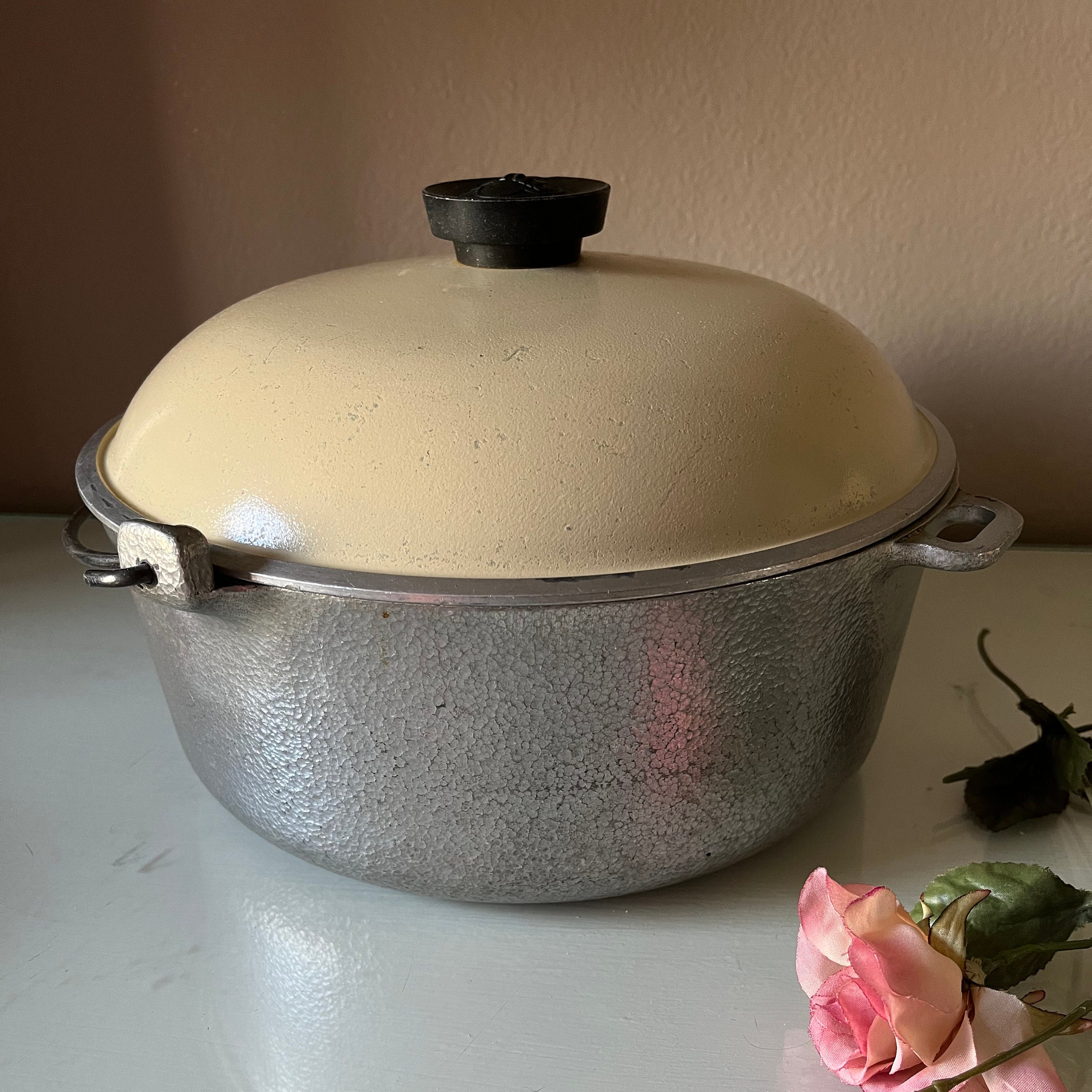 I found these magnalite pots at a garage sale and was wondering if anyone  knows how old they are : r/cookware