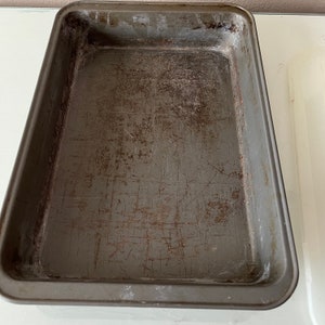 Vintage aluminum cake pan with snap on hard plastic lid / vintage baking / vintage cookware image 3