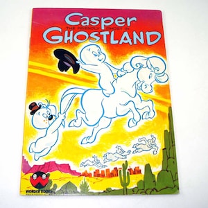 以下が含まれることがあります： キャスパー・ザ・フレンドリー・ゴーストのゴーストランドのヴィンテージコミックブックカバー。キャスパーは白い馬に乗り、クマのようなキャラクターが馬の尻尾を持っています。カバーにはサボテンのある砂漠の風景と「キャスパー・ザ・フレンドリー・ゴースト・イン・ゴーストランド」というタイトルがあります。