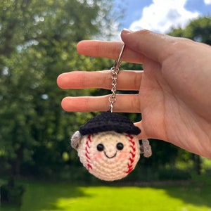 Handgemachte Baseball häkeln Schlüsselbund, gewebt Taschenanhänger, niedliches Sport Spielzeug, weiches Garn Plüschtier, dekoratives Geschenk für Sie / Ihn, Geburtstagsgeschenk