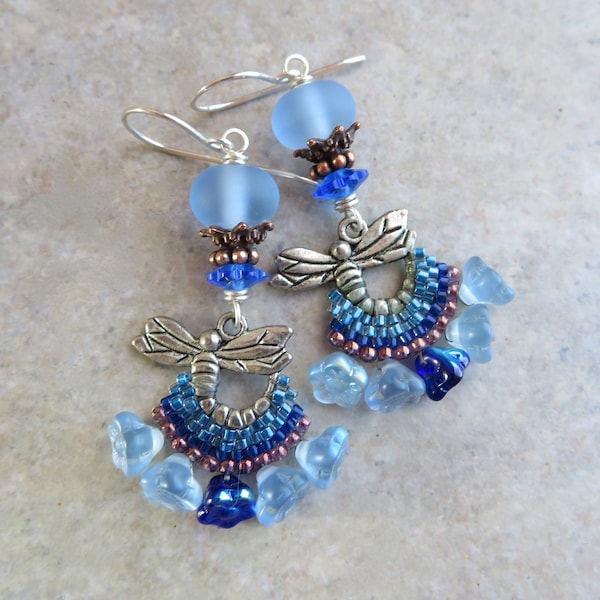 Libellules en denim... Boucles d'oreilles artisanales en perles de rocaille et en verre au chalumeau. Boucles d'oreilles libellule bohème en perles artisanales. Boucles d'oreilles bleues.