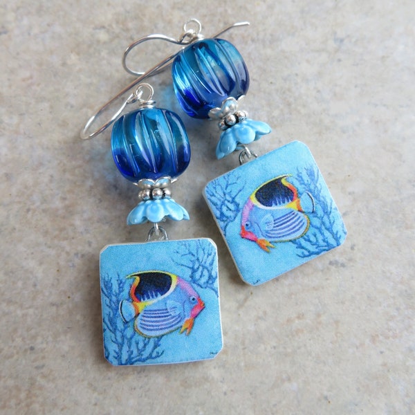 Quelque chose de louche... Boucles d'oreilles artisanales turques en porcelaine et verre au chalumeau. Boucles d'oreilles légères poissons tropicaux. Aquarium. Océan. Mer. Lac.