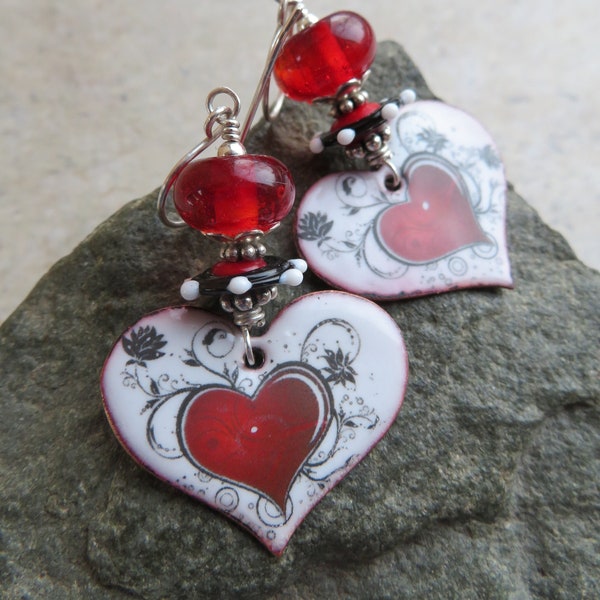 Le coup d'oeil au premier coup d'oeil... Boucles d'oreilles artisanales en émail et verre au chalumeau. Boucles d'oreilles bohèmes coeur rouge faites main. Boucles d'oreilles amour et amitié.