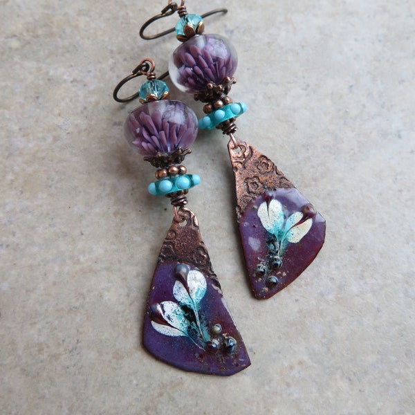 Crocus en fleurs... Boucles d'oreilles artisanales en cuivre émaillé et fleurs au chalumeau. Boucles d'oreilles bohèmes florales violettes et bleues fabriquées à la main.