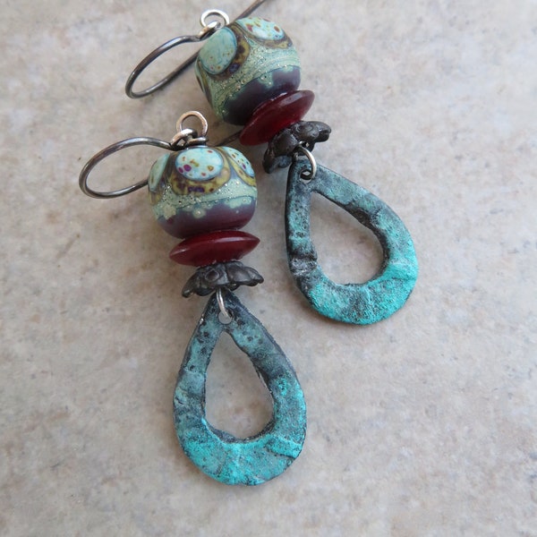 Artefacts rustiques... Boucles d'oreilles artisanales en étain rustique et chalumeau organique terreux. Créoles shabby-chic bohème. Boucles d'oreilles turquoises vintage