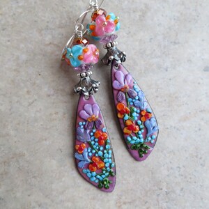 Soñando con la primavera... Pendientes artesanales de vidrio y cobre esmaltado con lámpara. Pendientes florales estilo Art Nouveau. Pendientes de flores estilo boho hechos a mano.