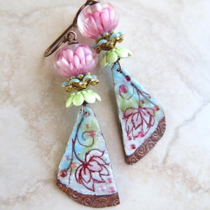 Lotus Breeze: Pendientes artesanales de cobre esmaltado y vidrio soplado con forma de flor rosa, colgantes hechos a mano con técnicas mixtas, regalo botánico para ella.