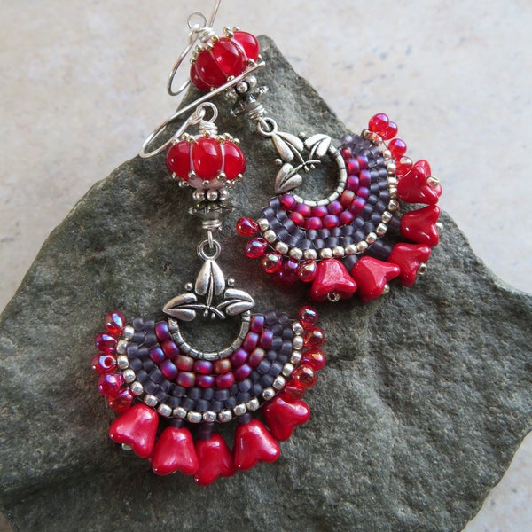 Choisissez-moi ! ... Boucles d'oreilles artisanales en perles de rocaille et en verre au chalumeau cousues main. Boucles d'oreilles bohèmes artisanales en perles. Boucles d'oreilles gitane rouges faites main.