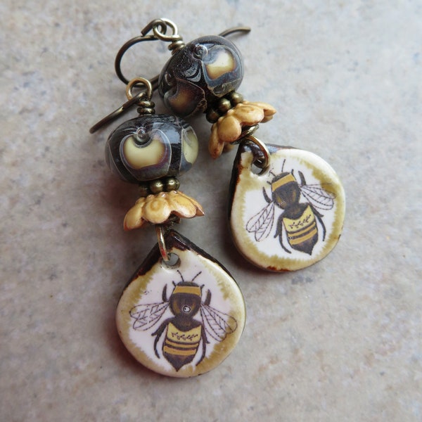 Le buzz... Boucles d'oreilles en céramique artisanale et abeille au chalumeau. Boucles d'oreilles bohèmes abeille. Boucles d'oreilles d'apiculteur shabby chic. Apiculteur. Abeille. Rustique.