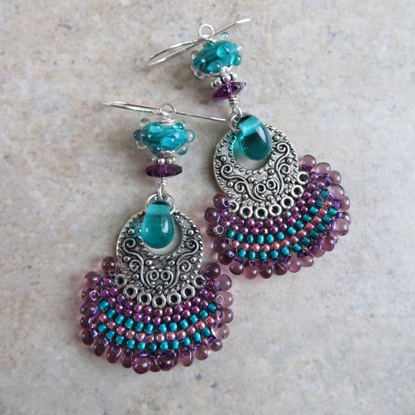 Joyau de la couronne... Boucles d'oreilles artisanales en perles de rocaille et chalumeau. Boucles d'oreilles pendantes bohèmes. Boucles d'oreilles gitane violettes et vertes. Hippie.