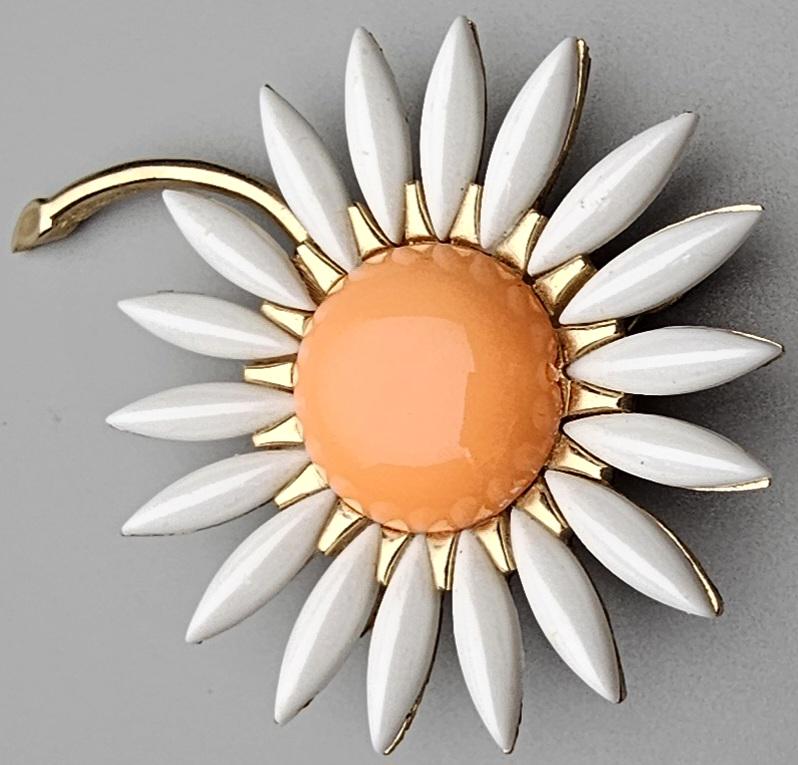 Trifari dog brooch - Etsy 日本