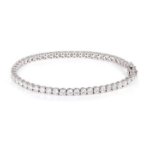 Puede incluir: Un brazalete de tenis de plata con una fila de diamantes redondos.