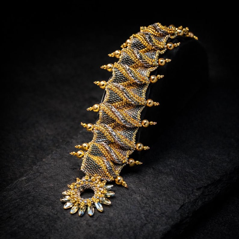 Tutorial e instrucciones para la creación de una pulsera con cuentas estilo peyote "Royal Ruffles" - Nivel avanzado de bisutería, por Hannah Rosner Designs. imagen 9