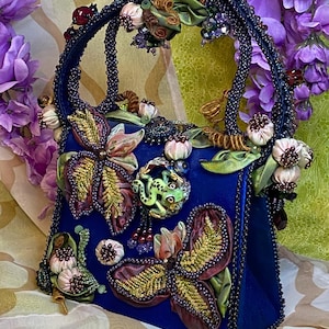 The Royal Gardens - Bolso de mano o cartera de mano de seda azul con bordado de cuentas y vidrio soplado de Hannah Rosner