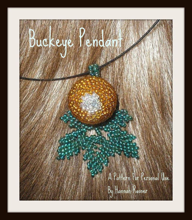 Może przedstawiać: Złoty i zielony koralikowy wisiorek w kształcie orzecha buckeye, z tekstem "Buckeye Pendant" i "A Pattern For Personal Use By Hannah Rosner" na obrazku.