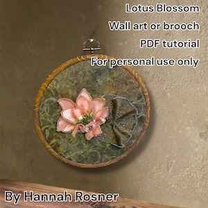 Może przedstawiać: Okrągła grafika ścienna lub broszka przedstawiająca różowy kwiat lotosu i zielony liść lilii wodnej na teksturowanym zielonym tle. Element jest oprawiony w drewnianą obręcz. Tekst na zdjęciu brzmi: "Lotus Blossom Wall art or brooch PDF tutorial For personal use only By Hannah Rosner."
