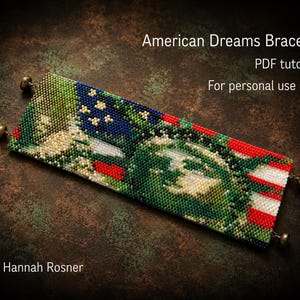 Op de afbeelding: Een rechthoekige kralenarmband met een gedetailleerd grafisch ontwerp van het Vrijheidsbeeld en de Amerikaanse vlag in tinten groen, blauw, wit en rood. De tekst luidt American Dreams Bracelet, PDF tutorial, For personal use only, By Hannah Rosner.