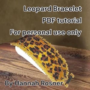 Tutorial e istruzioni per realizzare un braccialetto di perline con motivo leopardato africano, punto peyote o lavoro a telaio, con chiusura a barilotto - Hannah Rosner Designs