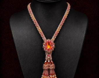 Patrón de abalorios: Collar Pasiones del Jardín. Tutorial de bordado con punto peyote y red. Instrucciones para bordado con abalorios con volantes. Diseño de Hannah Rosner. Nivel intermedio.