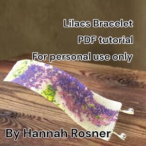 Op de afbeelding: Een kralenarmband met een lila bloemenontwerp, met tinten paars, groen en wit. De tekst op de afbeelding luidt "Lilacs Bracelet PDF tutorial For personal use only By Hannah Rosner."