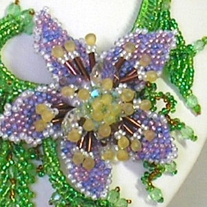 Istruzioni per il tutorial avanzato di Hannah Rosner Designs per collana di perline con motivo a fiore della passione e tralcio di peyote e ndebele. immagine 6
