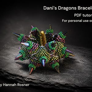 Pärlmönster Danis drakar (Drakfjäll) mellannivå peyote pärlarmband handledningsinstruktioner av Hannah Rosner Designs