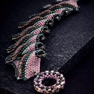 Tutorial e instrucciones para la creación de una pulsera con cuentas estilo peyote "Royal Ruffles" - Nivel avanzado de bisutería, por Hannah Rosner Designs. imagen 7