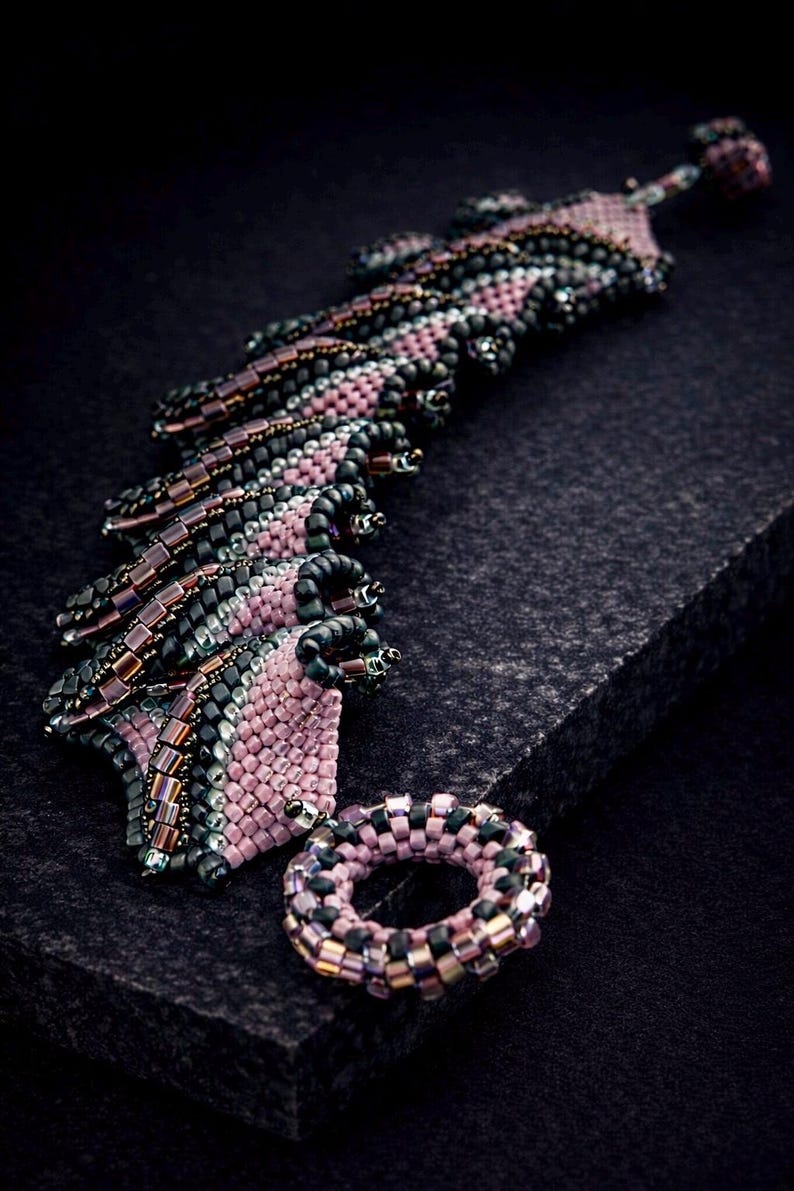 Tutorial e instrucciones para la creación de una pulsera con cuentas estilo peyote "Royal Ruffles" - Nivel avanzado de bisutería, por Hannah Rosner Designs. imagen 7