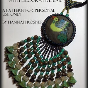 K&ouml;nnte beinhalten: Ein Perlenanh&auml;nger mit einer bunten Murrine-Glasperle als Mittelpunkt, einer dekorativen &Ouml;se und einer Fransen aus gr&uuml;nen, braunen und klaren Perlen. Der Anh&auml;nger ist mit "BEAD EMBROIDERED MURRINE PENDANT WITH DECORATIVE BAIL" und "A PATTERN FOR PERSONAL USE ONLY BY HANNAH ROSNER" beschriftet.